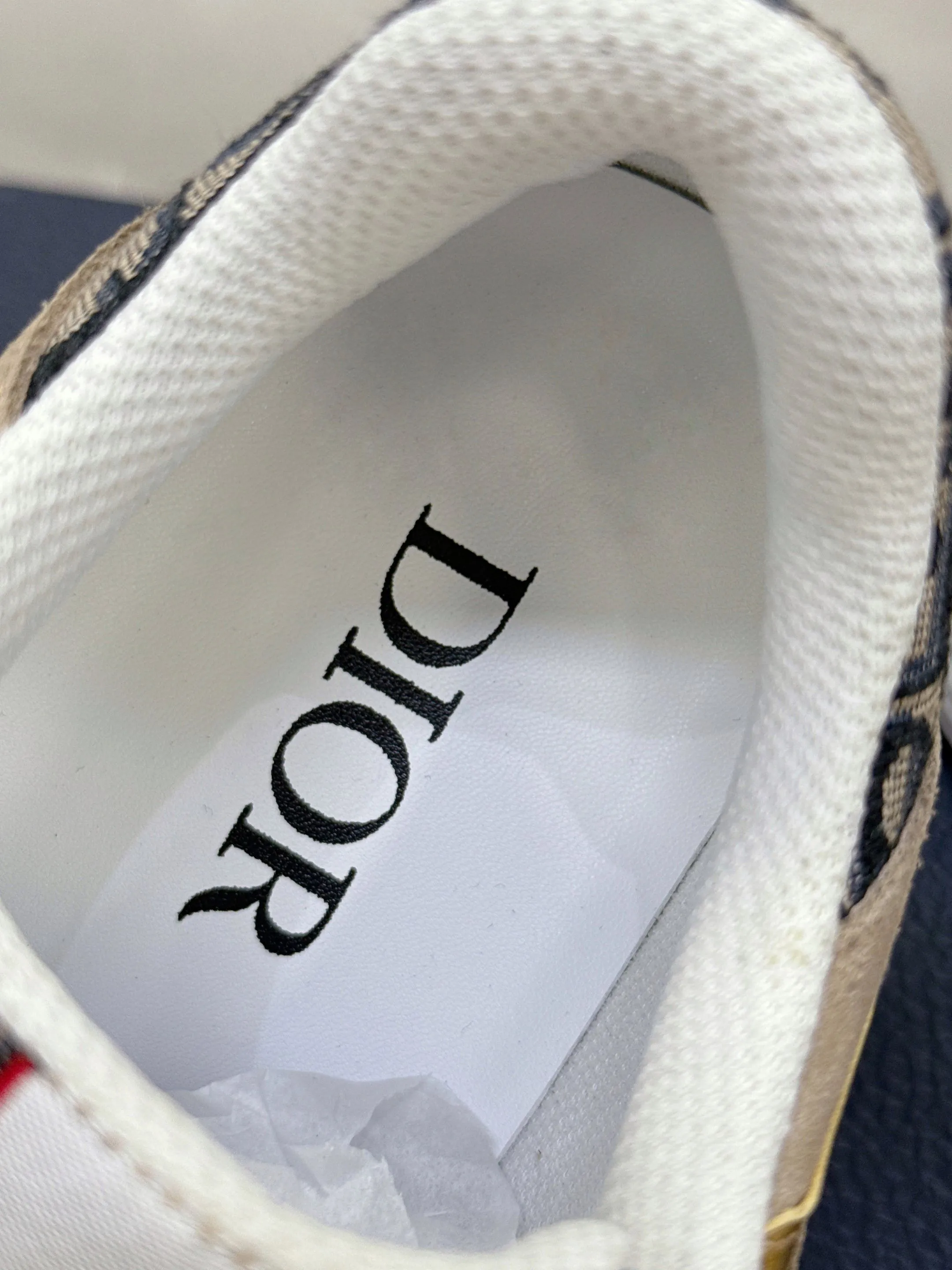 Men's men's shoes💰580💰 Dior Dior's latest color matching B30 series dad sneakers original 17960💰 purchased for development and production Brand new B30 sneakers Dad Shoes style shoes that follow the trend of the retro market The Dior logo on the tongue also indicates that this pair of shoes is the B30 model! B30 uses fine-textured leather and mesh cloth materials to form a shoe body. There are conspicuous letters CD on both sides of the shoe body to indicate identity. Many lines on the shoe body outline details to make the shoes look less monotonous and full of retro flavor. The delivery counter is exquisitely packaged🛍📦 ▪️Fabric: Original customized technical fabric + mesh ▪️Inner lining: Customized breathable lining ▪️Outsole: Original molded IP foam + TPU outsole ▪️Sole thickness: 3.5CM ▪️Size: Men's size 39-46 (Male size 38.45.46 customized)